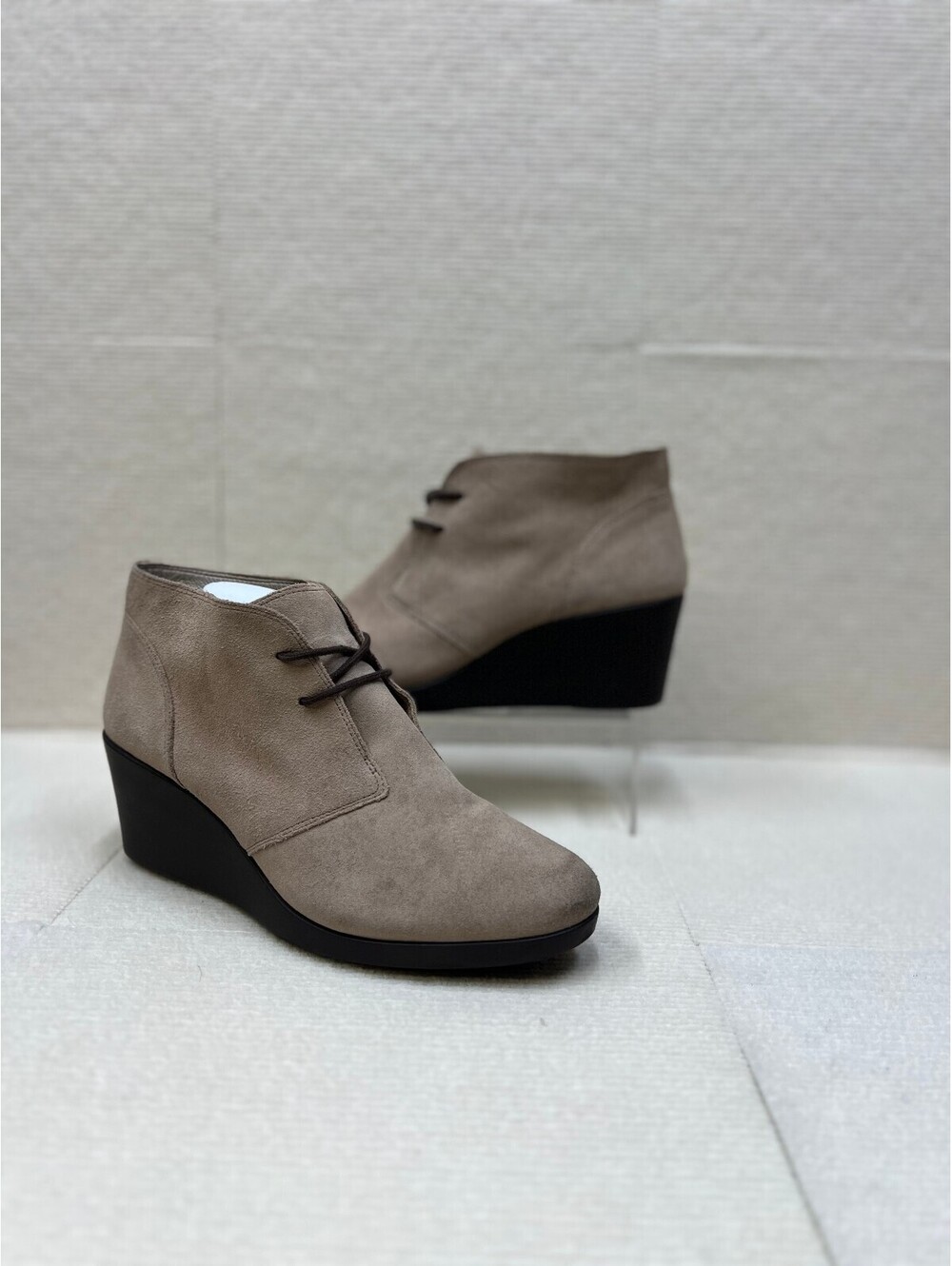 Crocs Leigh Suede Wedge Bootie Womens Size 11 Tan Lace Up